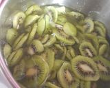 Foto del passaggio 2 della ricetta Marmellata di kiwi e cannella