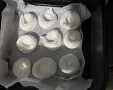 Foto del paso 5 de la receta: Mini pavlovas navideñas con dulce de leche, crema y frutas