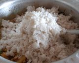 आलू-मटार कांदेपोहे रेसिपी (aloo matar kande pohe recipe in marathi) रेसिपी स्टेप 3 फोटो 