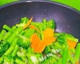 Hình bước làm 3 của món Măng tây,cà rốt và bông cải xanh xào thịt bò