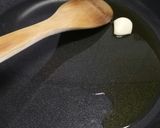 A picture of step 2 of Spaghetti ai frutti di mare al cartoccio.