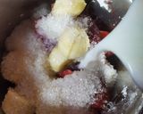 स्ट्रॉबेरी मिक्स फ्रूट्स स्मूथी (Strawberry mix fruits smoothie recipe in Hindi) रेसिपी चरण 1 फोटो