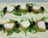 Foto del paso 2 de la receta: Hojaldre relleno con queso de cabra, rúcula, tomate y champiñones 