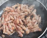 Foto del paso 5 de la receta: Cazuela de rape, gambas y almejas con patatas