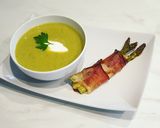 Spárgakrémleves, sonkába tekert füstölt sajtos sült spárgával recept fázis 5 fotója