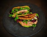 Foto del passaggio 10 della ricetta Il pancake che si crede un tacos
