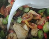 Foto langkah ke 4 dari resep Garang Asem Ayam Tanpa Bungkus.