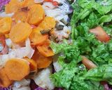 Foto del paso 5 de la receta: Merluza al horno con vegetales, ensalada y puré