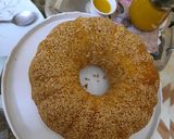صورة لخطوة 5 من وصفة كيك الزبادي وزبدة الفول السوداني بالسمسم..هشة والطعم خرافي 🍩