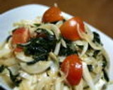 A picture of step 4 of ☆Fresh Onion and Tomato Salad☆.