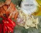 Foto langkah ke 2 dari resep Kering tempe manis bumbu iris.