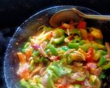शिमला मिर्च आलू की सब्जी(SHIMLA MIRCH ALOO KI SABZI RECIPE IN HINDI) रेसिपी चरण 3 फोटो