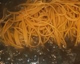 Foto del paso 5 de la receta Espaguetis de ajo y guindilla con salsa de champiñones y crujiente de calabacín