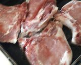 Foto del paso 3 de la receta: Chuletas de cerdo con salsa de puerros y cebolla