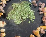 Foto del paso 5 de la receta: Paella con alcachofas, habas y ajos tiernos, carne y albondiguitas