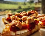 Foto del paso 3 de la receta: Miniaperitivo con bonito del norte (III): Tosta templada de bonito con cherry confitado y brie