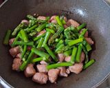 Foto del passaggio 4 della ricetta Sauté di Salsiccia e Asparagi con Salsa di Soia🥘