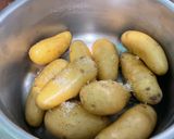 Une image de l'étape 2 de Purée de pommes de terre à l’ail, crème et gingembre.