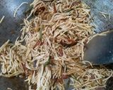 A picture of step 1 of Soupy veg noodles...