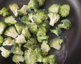 A picture of step 3 of Broccoli pasta in white garlic sauce.