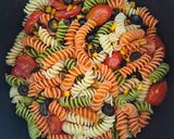 Foto del paso 3 de la receta: Ensalada de pasta con atún y aguacate con cherries, aceitunas y maíz a la mantequilla