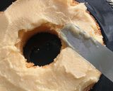 Foto del paso 5 de la receta: Tarta rellena de crema de almendras y cobertura de chocolates