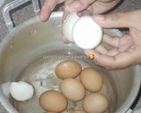 Foto langkah ke 3 dari resep Cara Merebus Telur Ayam dan Mengupas Telur Gampang dan Mulus.