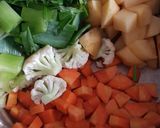 Foto langkah ke 2 dari resep Sup Ayam Bening.