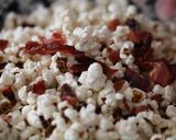 A picture of step 5 of Popcorn with crispy bacon, paprika and honey.