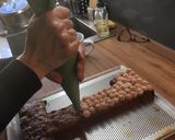 Une image de l'étape 3 de Number cake avec un brownie et une ganache montée au chocolat.
