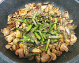 Foto del paso 3 de la receta: Ous trencats amb carxofes, xampinyons i espàrrecs de marge