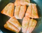 A picture of step 2 of Spicy salmon in creamy sauce.