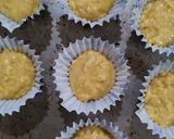 Foto langkah ke 4 dari resep Muffin Pisang Topping Cranberry.