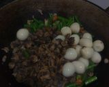 Foto langkah ke 4 dari resep Tumis kerang telur puyuh bunga bawang.