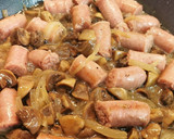 Foto del paso 6 de la receta: Salchichas frescas encebolladas con Champiñones