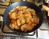 Foto del paso 3 de la receta: Manzanas caramelizadas con queso de untar y té Matcha