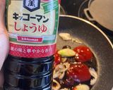 Hình bước làm 2 của món Tokbokki xào kim chi xúc xích