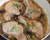 Foto del paso 4 de la receta: Chuletas de cerdo con aceitunas y ciruelas secas