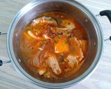 Hình bước làm 3 của món Canh kim chi cá hồi