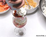 รูปขั้นตอนการทำที่ 6 ของ สตรอเบอร์รี่ ครีมชีส พาร์เฟ่ (Strawberry Cream Cheese Parfait)