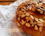 Foto del paso 10 de la receta: Coca espiral de canela y cardamomo con almendras