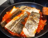 Foto del paso 3 de la receta: Bacalao con cebolla, champis y salsa de tomate y pimientos de piquillo