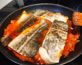 Foto del paso 3 de la receta: Bacalao con cebolla, champis y salsa de tomate y pimientos de piquillo