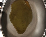 Foto del paso 1 de la receta: Muslo de pollo deshuesado en salsa de cebolla y alcachofas