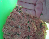 Foto del paso 2 de la receta: Tortitas de carne de res con coditos en mantequilla de ajo