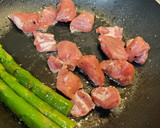 Foto del paso 6 de la receta: Solomillo de cerdo con manzana y espárragos trigueros