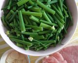 รูปขั้นตอนการทำที่ 1 ของ "หมูผัดดอกหอม" Stir Fried Onion Flower Stem with Pork