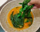 Foto langkah ke 3 dari resep Daun singkong masak bumbu kuning.