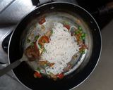 A picture of step 5 of Butter fry maggi with veggies.