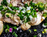 Foto del paso 1 de la receta: Pollo al verdeo con papas saborizadas